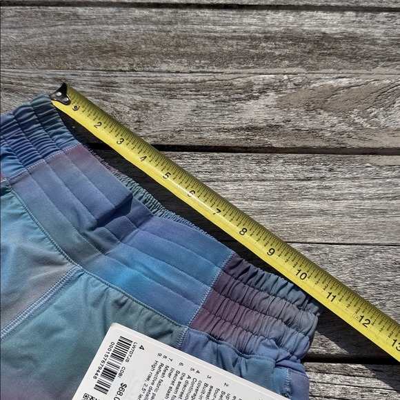 Lululemon Hotty Hot High-Rise Lined Short 2.5" size 4 NWT - Picture 3 of 6